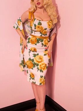 1950S WIGGLE SUNDRESS AND SCARF IN YELLOW VINTAGE ROSES